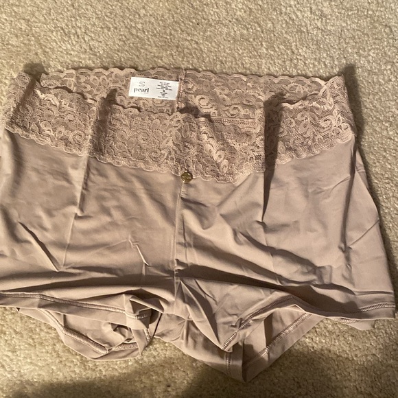 NWT bra and 3 pair matching boy-shorts - Picture 5 of 8